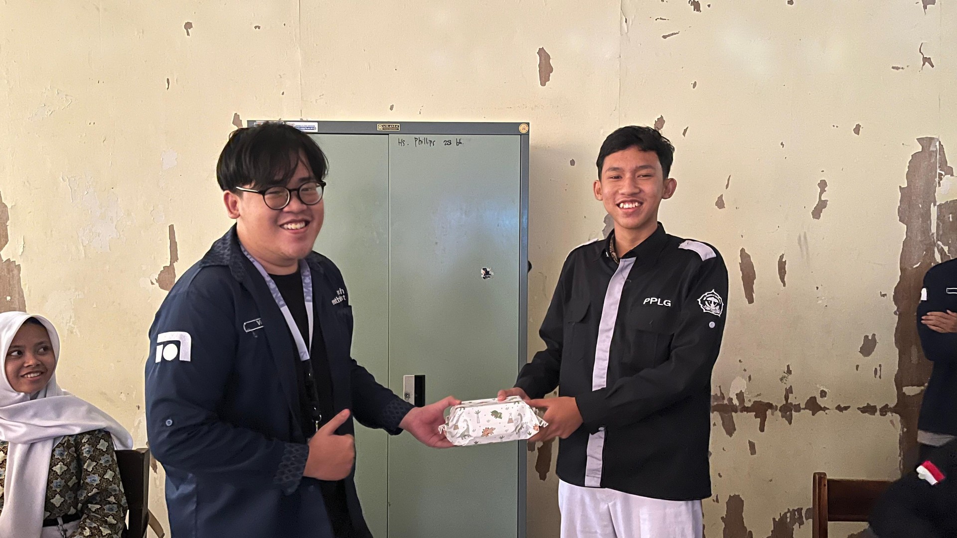 Penyerahan hadiah kepada penanya di SMK Negeri 8 Semarang